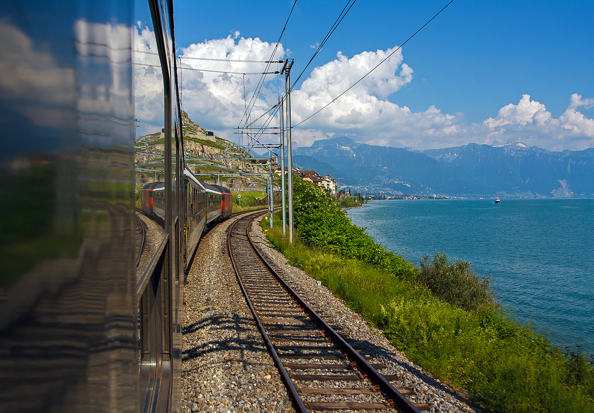 
Mit dem IR, gezogen von einer Re 460, geht von Lausanne wieder zurück nach Vevey, hier am 26.05.2012 bei St Saphorin. 

NEUBEARBEITUNG