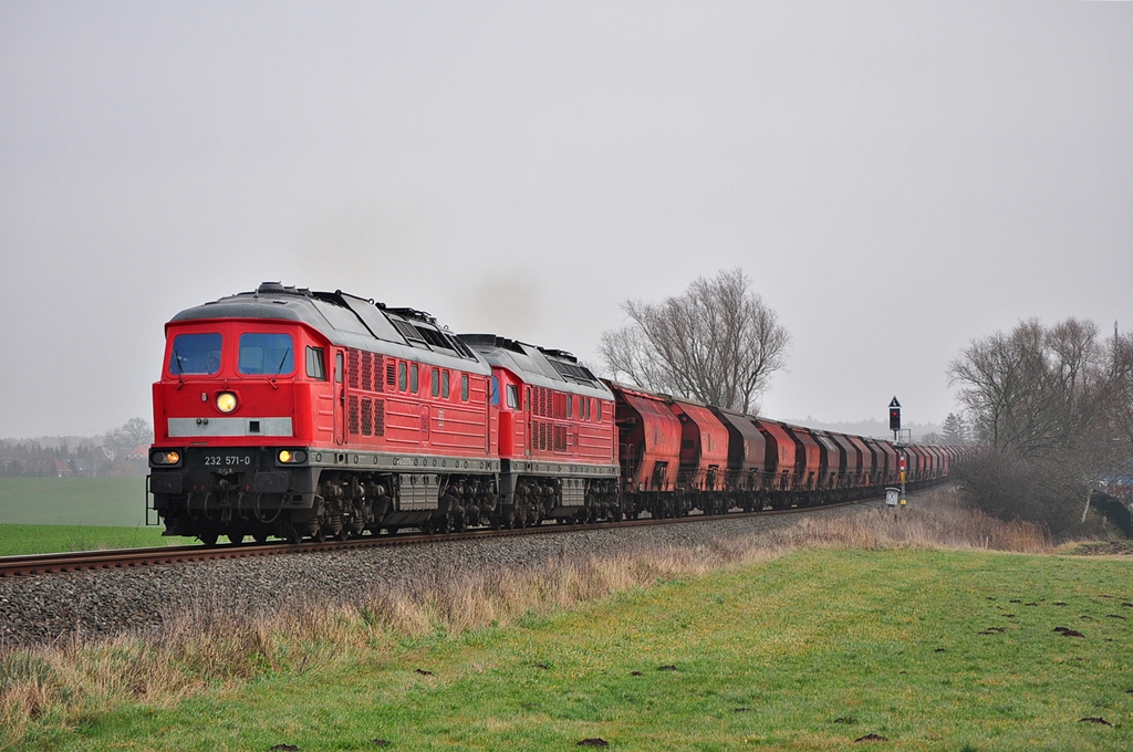 Mit dem Kalizug 60758 heult die 232 571 mit ihrer 12-Zylindrigen Schwesterlok 233 285 durch Gross Schwass in Richtung Wismar.Geknipst am 11.12.2013.