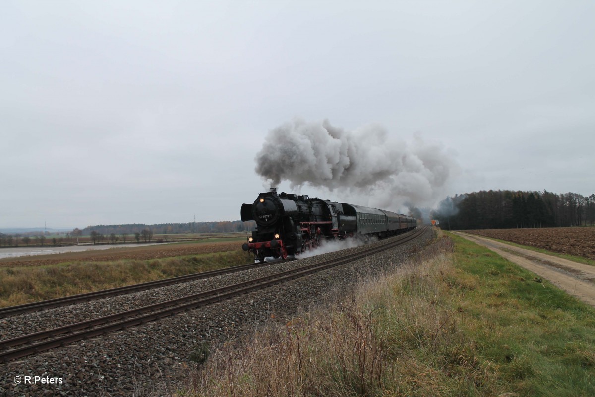 Mit dem Lerrreisezug von München nach Glauchau mühte sich 52 8079 bei Oberteich die Steigung zum Steinwald hinauf. 09.11.14