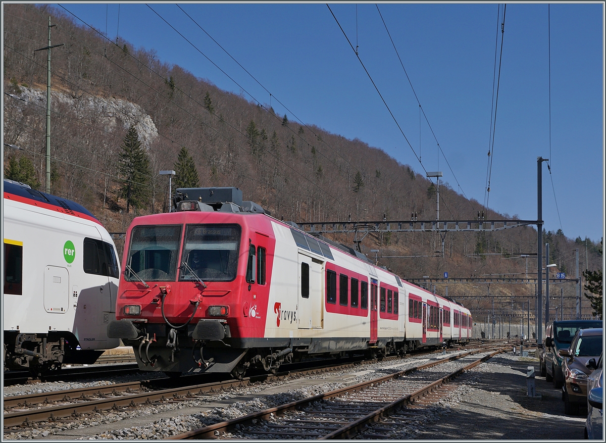 Mit dem neuen Betriebskonzept im Vallée de Joux ab August 2022 werden die Züge in Le Day geflügelt und das Vallée de Joux kommt in den Genuss von stündlichen Direktverbindungen nach Lausanne und Aigle (S2), im Gegenzug verliert Vallorbe die stündlichen Verbindungen ins Vallée de Joux und folglich werden die TRAVYS Domino Züge hier nur nur selten zu sehen sein. Der TRAVYS RBDe 560 384-0   Lac Brenet  (UIC RBDe 560 DO TR 94 85 7 560 348-0 CH-TVYS) verlässt Vallorbe in Richtung Le Brassus.

24. März 2022