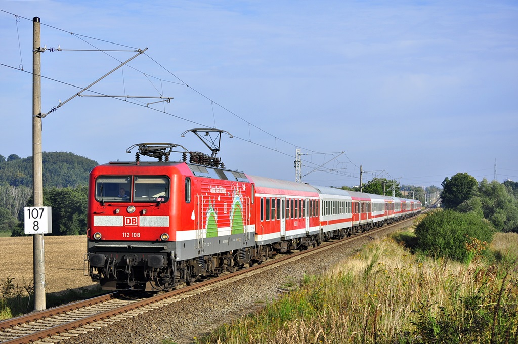 Mit dem RE 13290 rauscht die Rostocker 112 108 am 29.08.2015 durch Niex in Richtung Berlin.