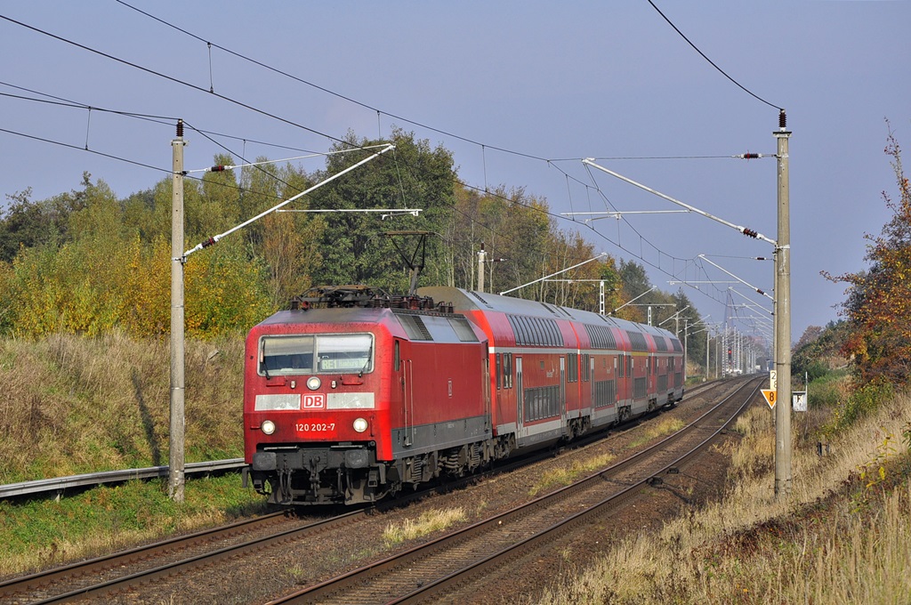 Mit dem RE 4308 rauscht die 120 202 am 29.10.2015 durch Sildemow in Richtung Schwerin.