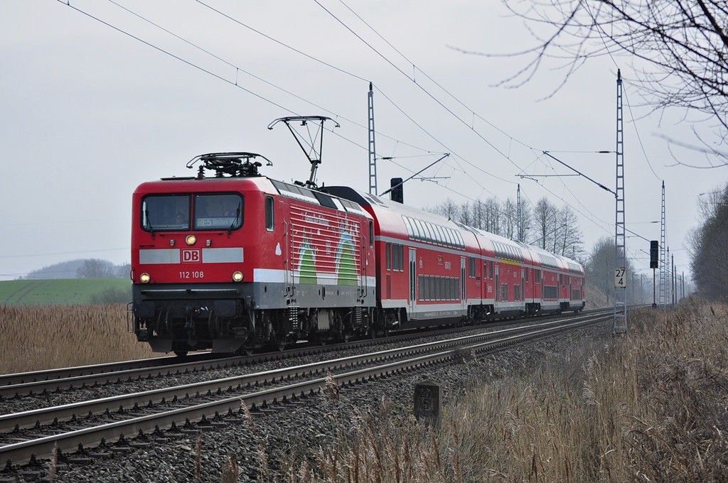 Mit dem RE 4356(Lutherstadt Wittenberg-Rostock)fährt die 112 108 am 21.01.2015 durch Sildemow.