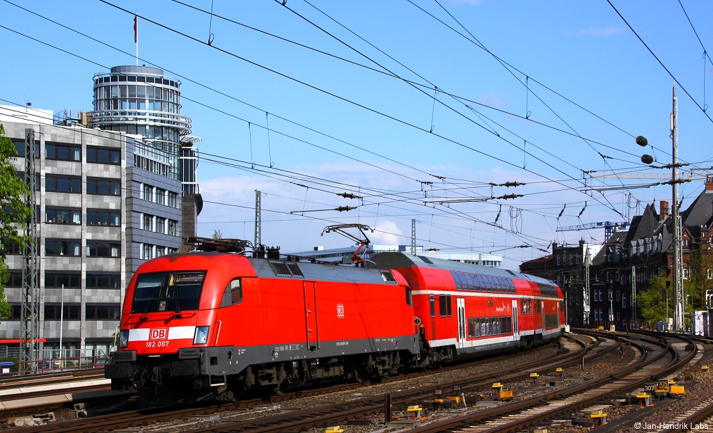 Mit dem RE1 (RE 4334) aus Schwerin Hbf fuhr am 30.4.15 die 182 007-5 in den Hamburger Hbf ein.