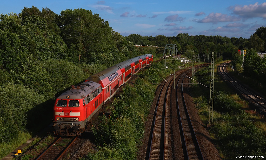 Mit dem RE83 (RE 21626) aus Lübeck Hbf. konnte die 218 473-7 am 17.06.17 in der Einfahrt zum Kieler Hbf. aufgenommen werden. Aufgrund der Kieler Woche fuhr dieser Zug mit Doppelstockwagen und 218, normalerweise fährt hier eine Doppeltraktion 648.