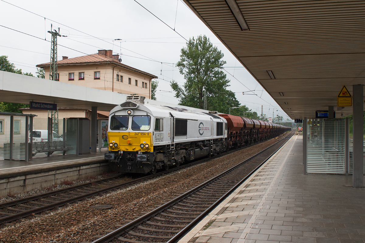 Mit dem samstäglich verkehrenden Kohlezug nach Garching/Alz, der i.d.R. aus 52 Wagen besteht, wurde 247 054-0 am 20.06.15 in Markt Schwaben fotografiert.