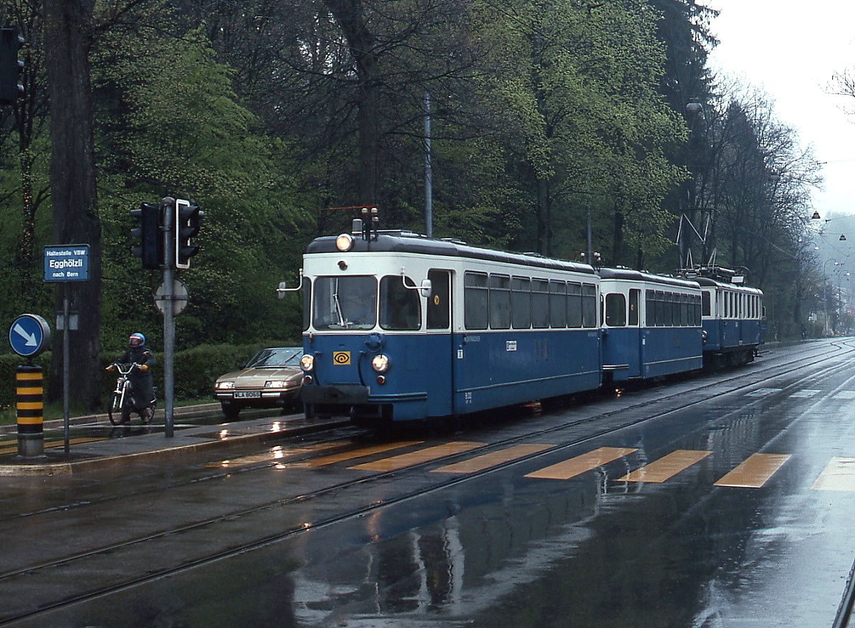 Mit dem Steuerwagen an der Spitze ist ein BDe 4/4 der Vereinigten Bern-Worb-Bahnen an der Haltestelle Egghlzli eingetroffen (Mai 1980). Steuer- und Beiwagen stammen von der 1968 eingestellten Kleinbahn Pforzheim-Ittersbach in Baden-Wrttemberg.