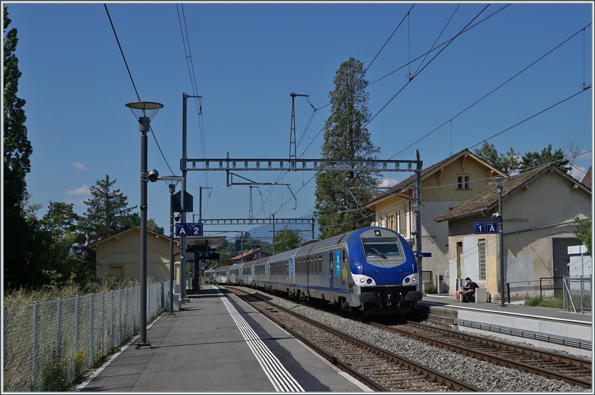 Mit dem Steuerwagen voraus färht eine SNCF TER von Lyon nach Genève durch den Bahnhof Sataigny. 

19. Juli 2021