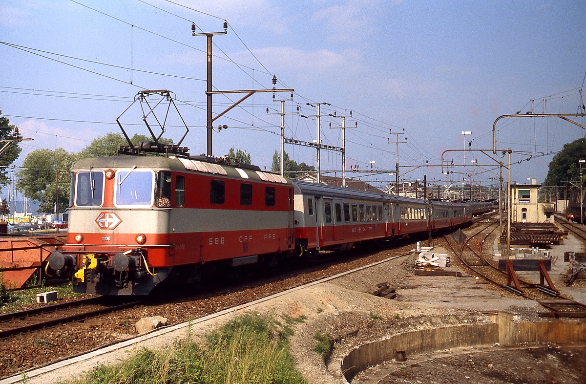 Mit dem Swiss-Express verlässt Re 4/4 II 11106 Anfang der 1980er Jahre den Bahnhof Rorschach