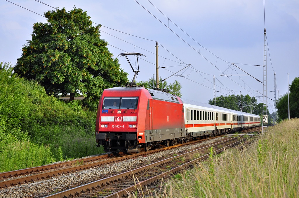 Mit dem verspäteten IC 2372 saust die 101 024 ihrem nächsten Halt Rostock Hbf entgegen.