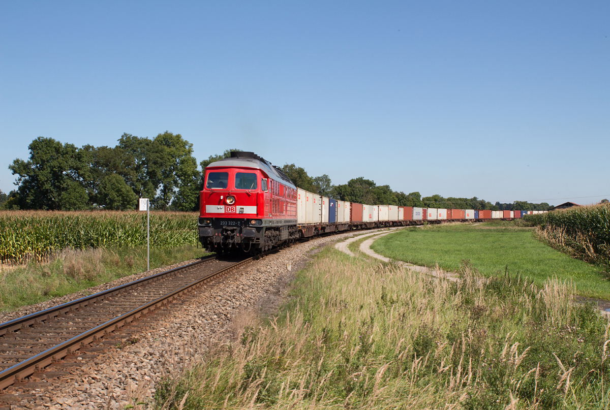 Mit dem  Wacker-Shuttle  aus Burghausen am Haken wurde 233 322-7 bei Heiligenstatt am 28.08.14 fotografiert.