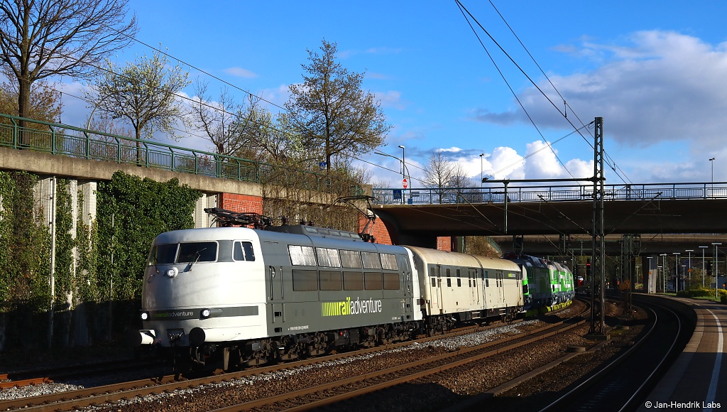 Mit drei Vectrons für Finnland am Haken durchfuhr die 103 222-6 von RailAdventure am 17.04.17 den Bhf. Hamburg-Harburg auf dem Weg nach Lübeck. Dort wurden die Vectrons dann mit dem Schiff weitertransportiert.