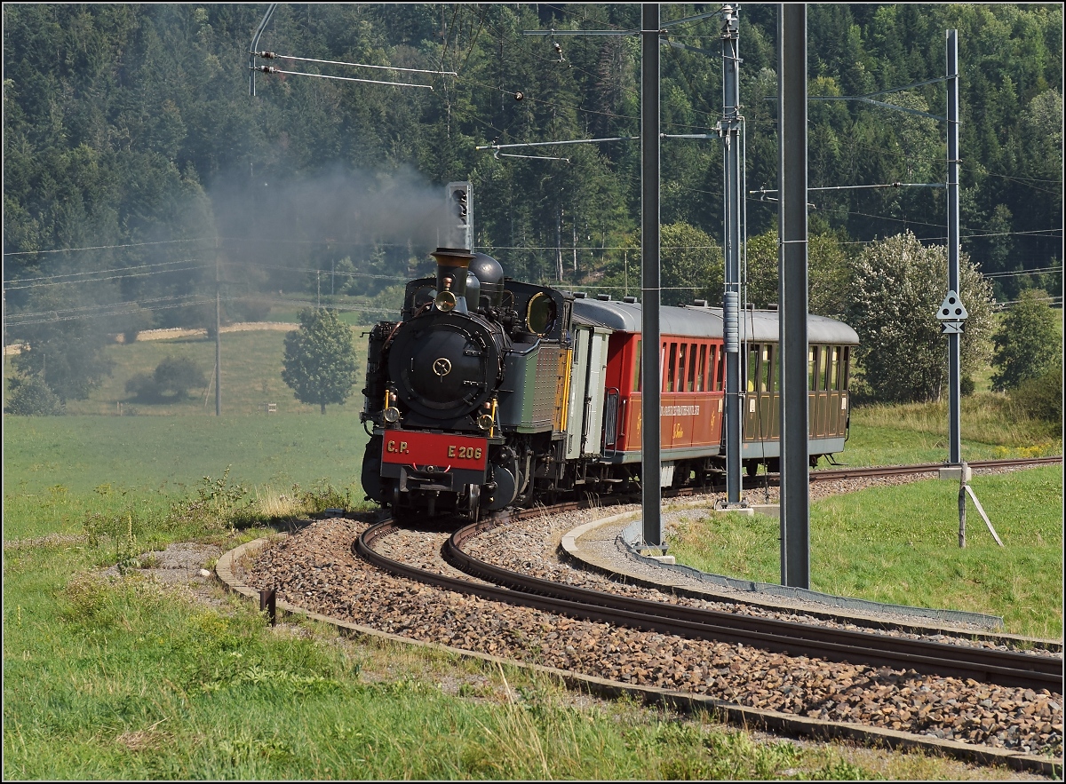 Mit der E 206 nach Tavannes. La Traction Sonderzug bei Le Noirmont. August 2019.