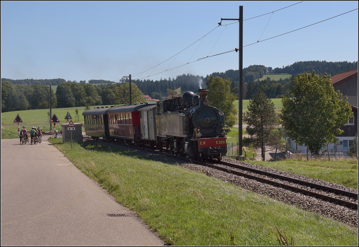 Mit der E 206 nach Tavannes. La Traction Sonderzug erreicht Le Noirmont. August 2019.