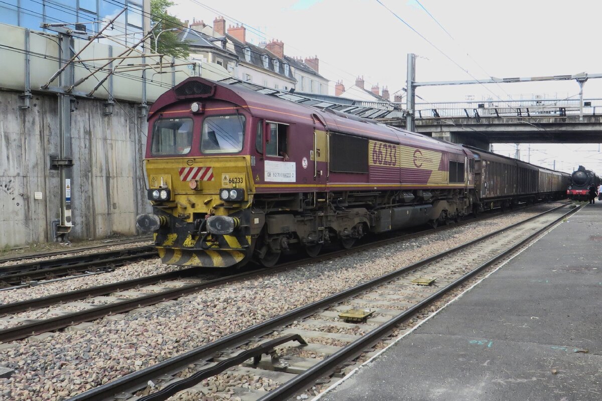 Mit ein Ganzzug durchfahrt 66233 Compiegne am 18 September 2021 -der Lokfher begrsst die Fotografentruppe am verlngerter Bahnsteig.