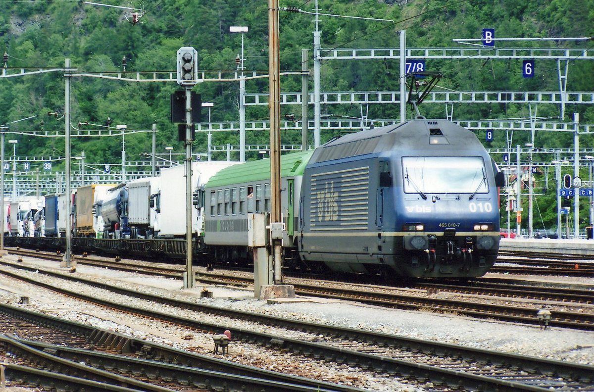 Mit ein KLV steht am 13 Mai 2010 BLS 465 010 in Brig.