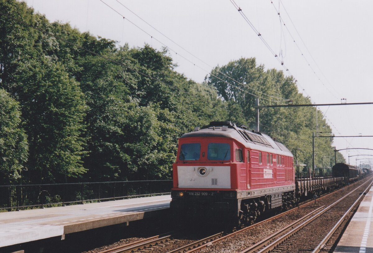 Mit ein Leerzug durchfahrt 232 909 am 16 April 2006 Dordrecht-Zuid.