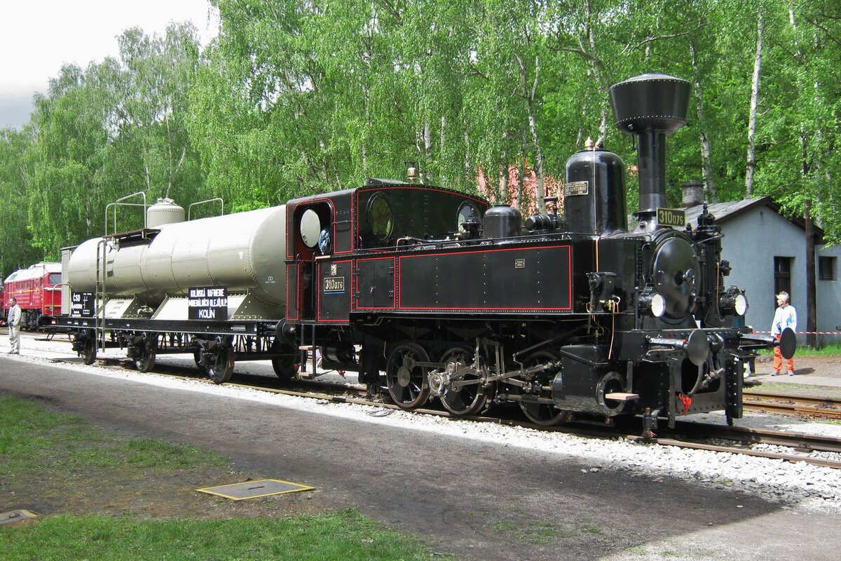 Mit ein Milchkesselwagen steht 310.076 am 13 Mai 2012 ins Eisenbahnmuseum von Luzna u Rakovnika.