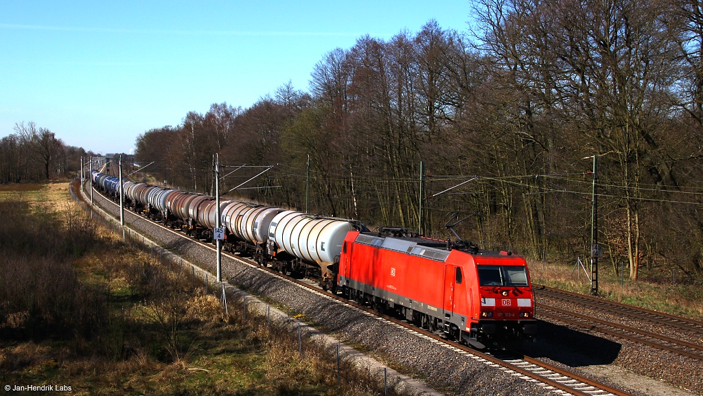 Mit ein paar Kesselwagen am Haken fuhr die 185 313-4 von DB Cargo am 01.04.16 bei Radbruch am wartenden Fotografen vorbei.