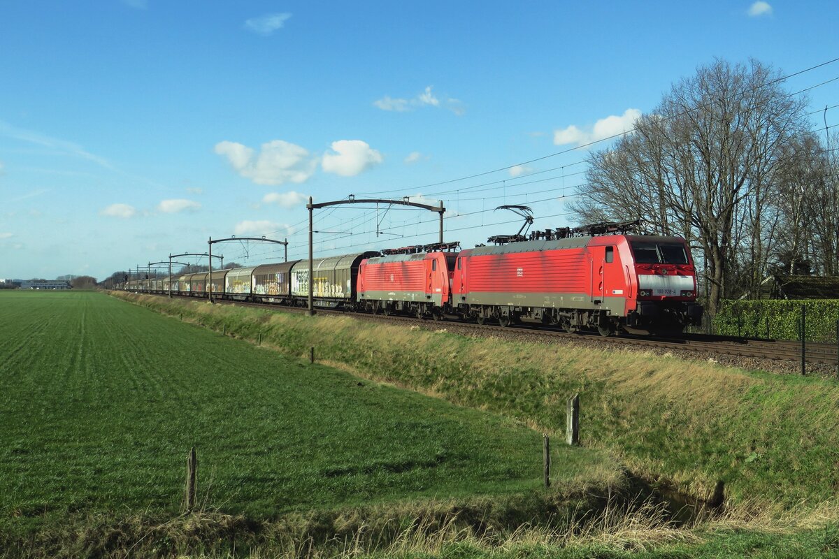 Mit ein Papierzug durchfahrt 189 028 Hulten am 23 Februari 2022.