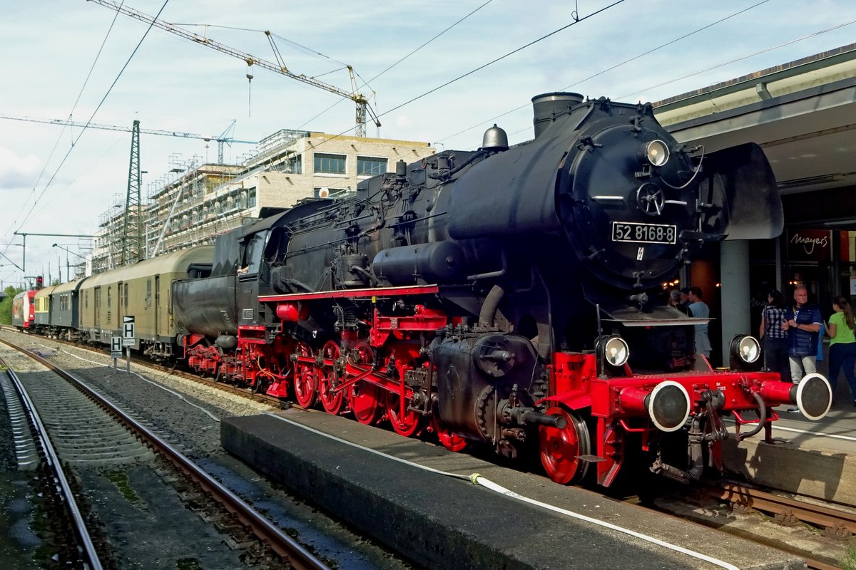 Mit ein Quasi-Postzug steht am 14 September 2019 BEM 52 8186 in Gppingen.