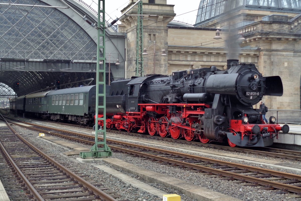 Mit ein Sonderzug steht 52 8131 am 6 April 2018 in Dresden Hbf. 