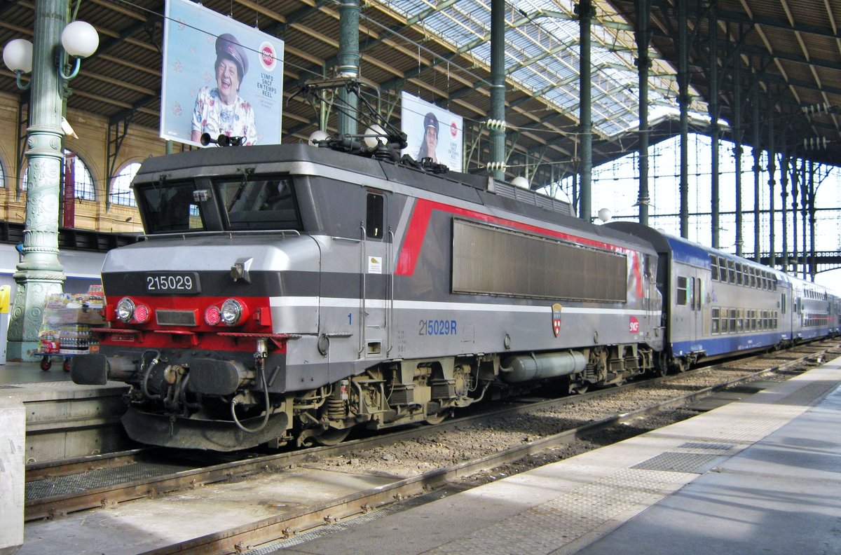 Mit ein TER nach Amiens wartet am 19 September 2011 SNCF 15029 auf das Abfahrtsignal in Paris Nord.