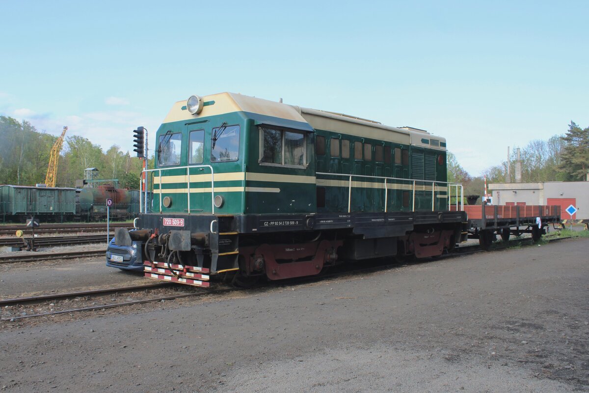 Mit ein Wagon steht 721 509 am 10 Mai 2024 in Luzna u Rakovnika.