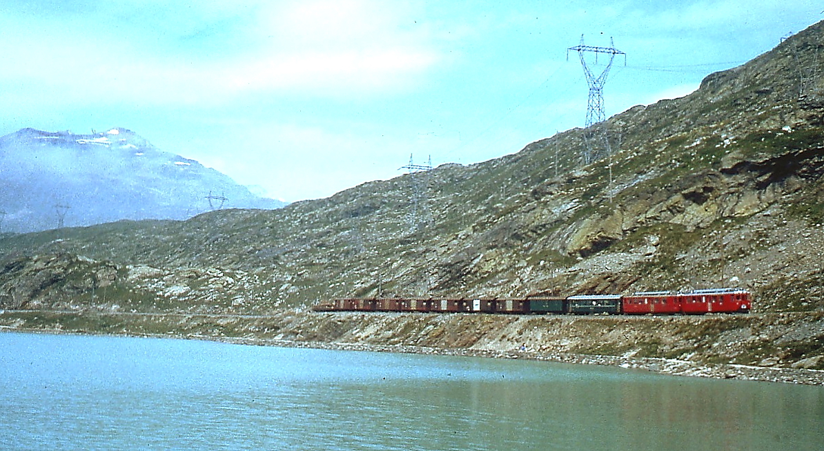 Mit einem beachtlich langen Zug fahren zwei ABe 4/4 II am Lago Bianco entlang. Auch dieses Foto machte meine Mutter bei einem Schweiz-Urlaub Mitte der 1970er Jahre.
