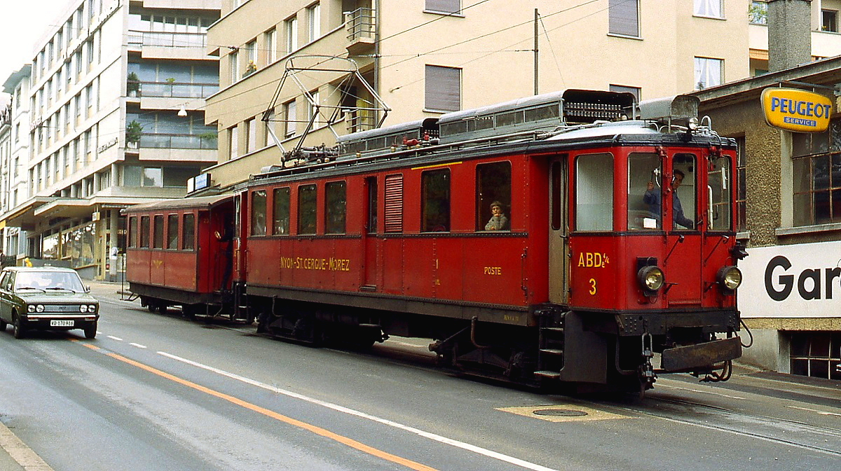 Mit einem Beiwagen verläßt ABDe 4/4 3 der NStCM im Mai 1980 den Place de la Gare in Nyon