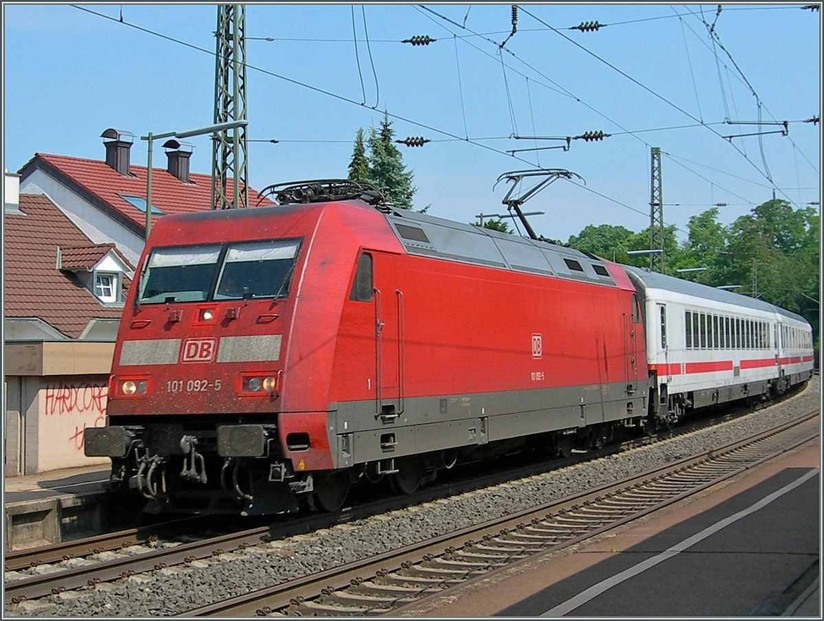 Mit einem EC in die Schweiz f�hrt die DB E 101 092-5 durch Bad Bellingen.
5. Juli 2006