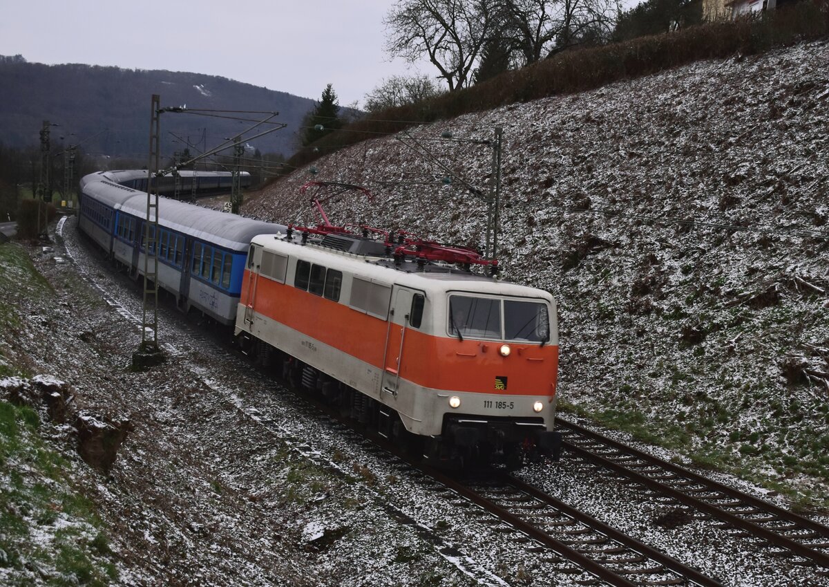 Mit einem Fußballsonderuug  bei Neckarzimmern ist SVG 111 185  nach Stuttgart Hbf unterwegs. 2.12.2023