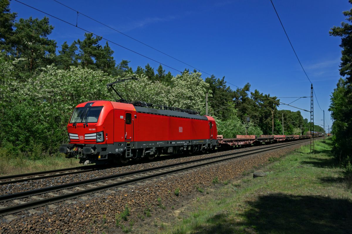 Mit einem gemischten G�terzug ist 193 383 am 21.05.25 zwischen den Betriebsstellen Genshagener Heide und Ludwigsfelde-Struveshof unterwegs in Richtung Westen.