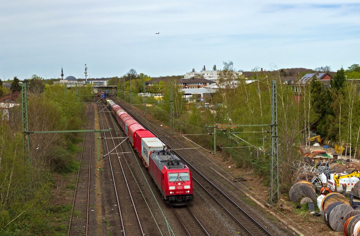 Mit einem gemischten G�terzug rollt 185 213 am 12.04.22 in den Bahnhof Ratingen-West. Da der Bahn�bergang am S�dkopf des Bahnhofs erst recht sp�t geschlossen wurde, kam der Zug beinahe zum Stillstand, bevor das Signal die Ausfahrt freigab.