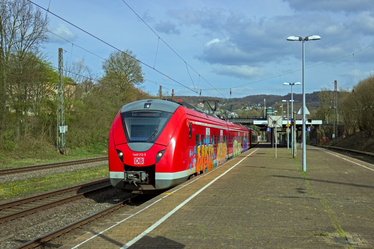 Mit einem groflchigen Graffito ist 1440 312 verziert, der hier als S8 gerade in Richtung Mnchengladbach ausfhrt.