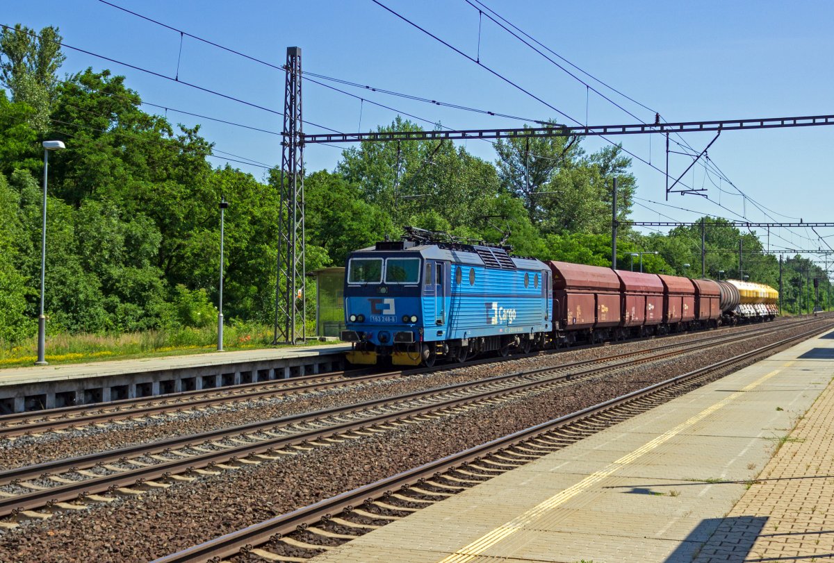 Mit einem G�terzug, der gut auf die heimische Modellbahnanlage passen w�rde, ist 163 248 in Praha-Běchovice unterwegs. Die Lokomotive wurde als 162 048 ausgeliefert, tauschte allerdings Anfang der 2000er-Jahre ihre Drehgestelle mit einer Zweisystemlok der Baureihe 363, da schnellere Mehrsystemloks ben�tigt wurden. Mittlerweile werden einige 163 durch einen Getriebeumbau in 162 umgebaut, da die nur 120km/h schnellen 163 nicht mehr universell einsetzbar sind.