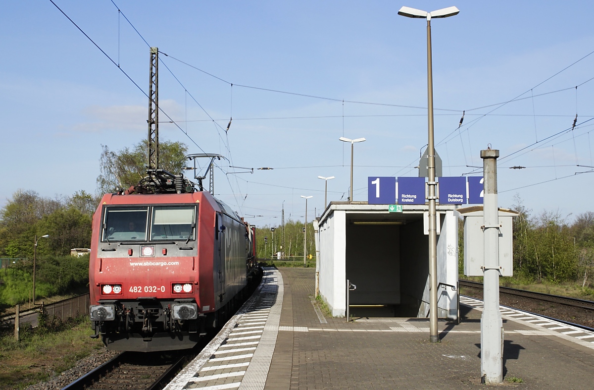 Mit einem Güterzug Richtung Süden durchfährt 482 032-4 am 22.04.2021 Hohenbudberg Chempark
