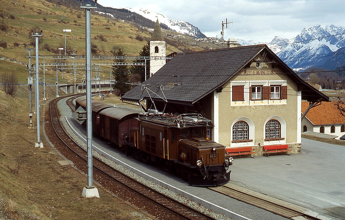 Mit einem Güterzug steht Ge 6/6 I 415 im April 1996 in Bahnhof Lavin zur Rückfahrt nach Samedan bereit