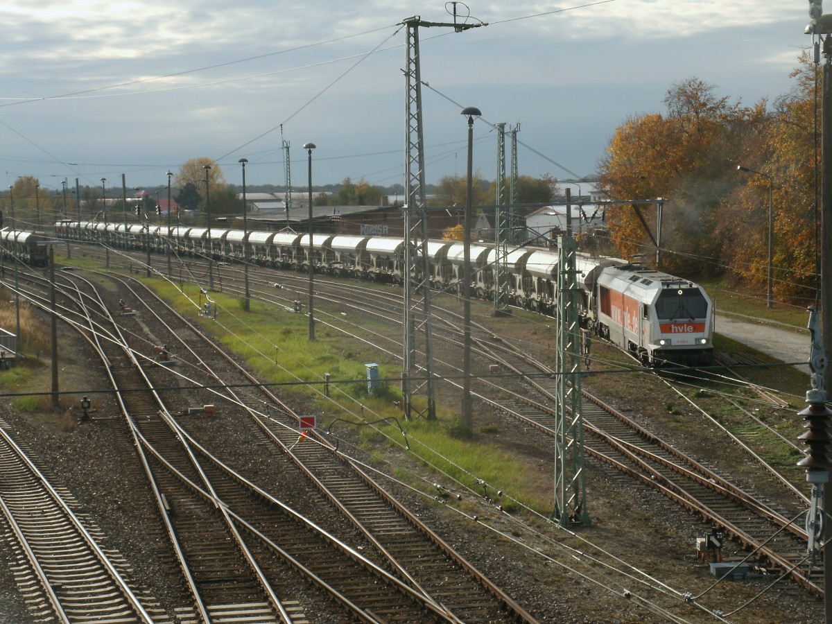 Mit einem Kieszug stand die hvle Maxima V490.3,am 23.Oktober 2013,auf der Ladestra�e in Bergen/R�gen.
