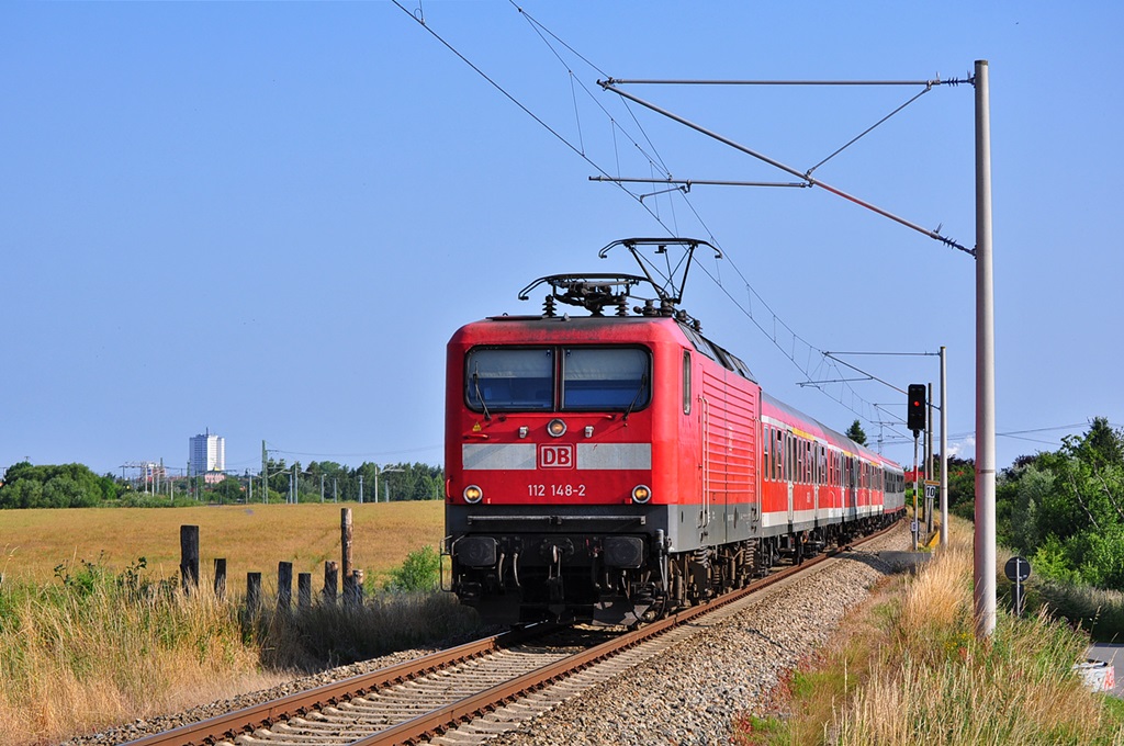 Mit einem Kreuzfahrer nach Berlin rauscht die 112 148 am 04.07.2014 durch Gragetopshof.