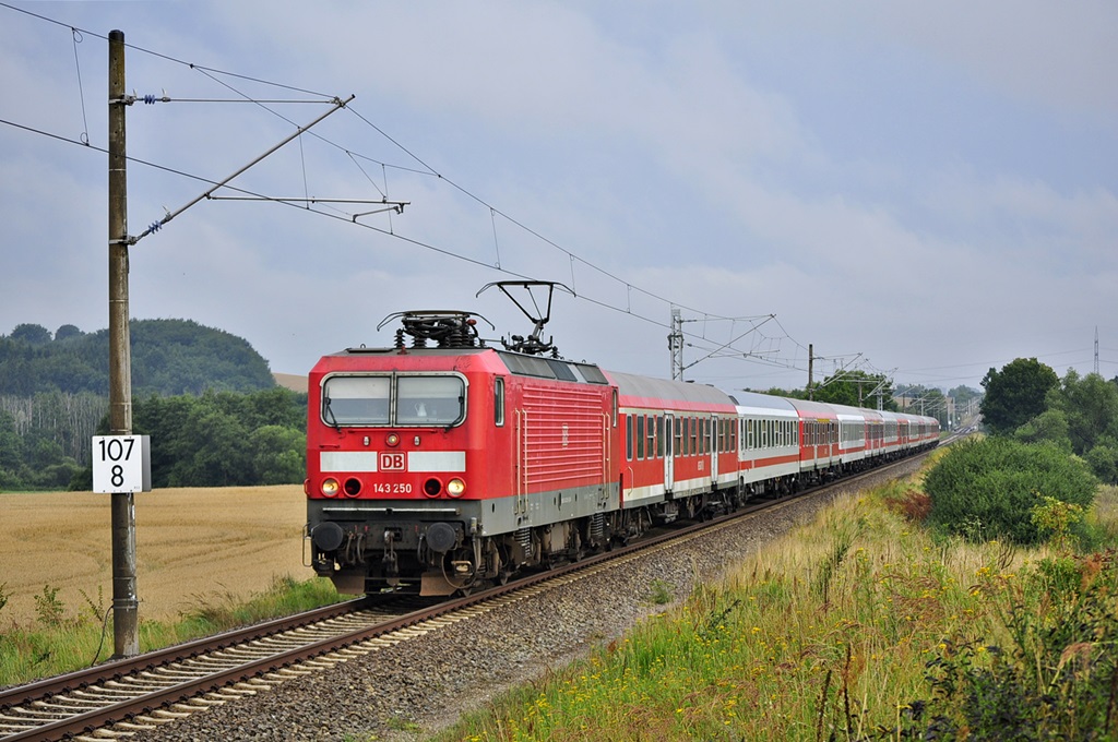 Mit einem Kreuzfahrersonderzug von Warnemünde nach Berlin ist am 11.08.2015 die 143 250 unterwegs,als RE 13290 saust sie hier mit ihrem Zug bei Niex am erfreuten Fotografen vorbei.