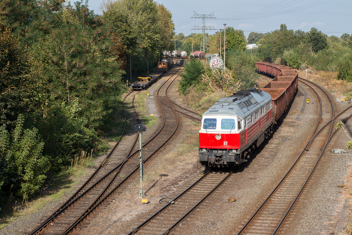 Mit einem Leerzug aus dem Stahlwerk Quenz in Brandenburg Altstadt wartete 232 294-9 am 24.09.16 auf ihre Aus- bzw. Weiterfahrt.