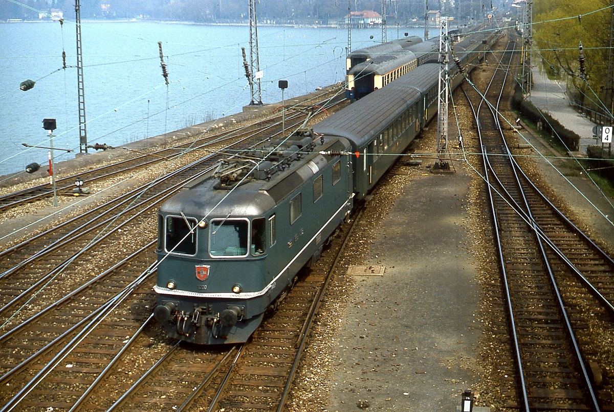 Mit einem schweizer Schnellzug fährt Re 4/4 II 11200 im Frühjahr 1982 in Lindau ein