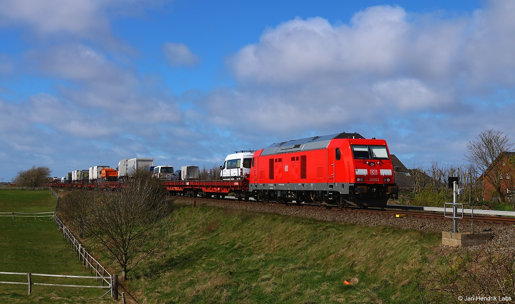 Mit einem Syltshuttle nach Niebüll konnte die 245 022-9 von DB Fernverkehr am 15.04.17 bei Morsum angetroffen werden.