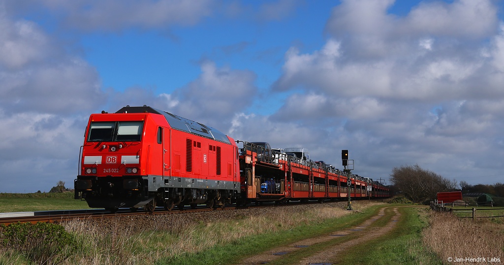 Mit einem Syltshuttle nach Westerland (Sylt) konnte die 245 022-9 der DB Fernverkehr AG am 15.04.17 bei Morsum aufgenommen werden.