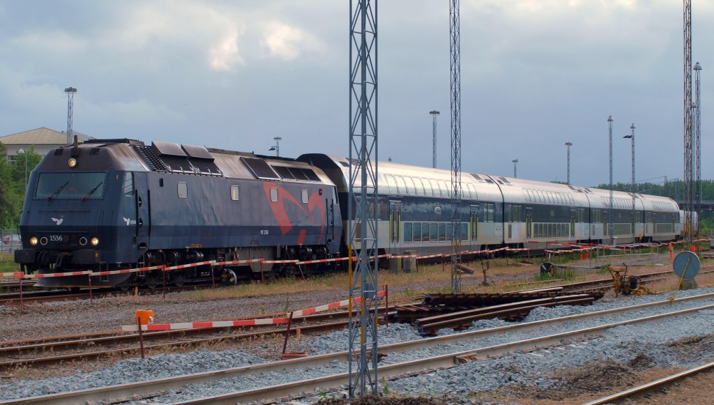 Mit einem Wochenend-IC(Bombardier Dostos) aus Kopenhagen kommend hat hier die Litra ME 1536 Einfahrt in Aarhus. 18.06.2010