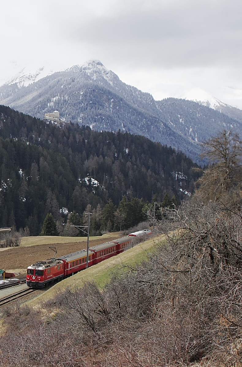 Mit einem Zug aus St. Moritz kommt die Ge 4/4 625  Küblis  am 02.04.2022 in Scuol-Tarasp an