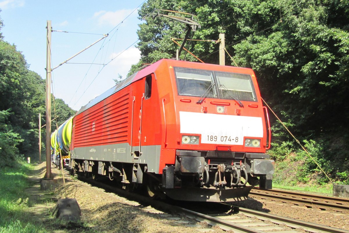 Mit einige neue und farbenfrohe GATX-Kesselwagen passiert 189 074 am 1 Augustus 2015 die Niederländisch/Deutsche Grenze bei Venlo Bovenste Molen.