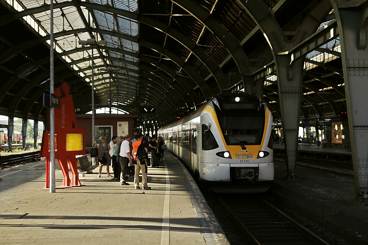 Mit den Eurobahn-Stadler FLIRT und dem RE 13 (Hamm (Westfalen) - Venlo/Niederlande) unterwegs: ET 7.01 fährt am 06.07.2015 im Bahnhof Hagen (Westfalen) ein 