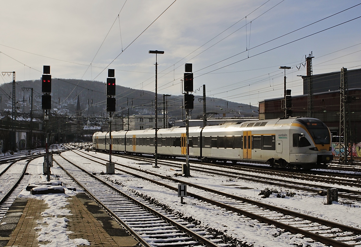 Mit den Eurobahn-Stadler FLIRT und dem RE 13 (Hamm (Westfalen) - Venlo/Niederlande) unterwegs: Ein unbekannter ET 7 verlässt am 01.02.2019 Hagen Hbf. in Richtung Wuppertal